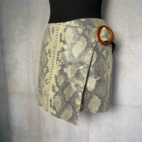 Tan and black snakeskin mini skort with buckle size xs/small - Picture 3 of 7
